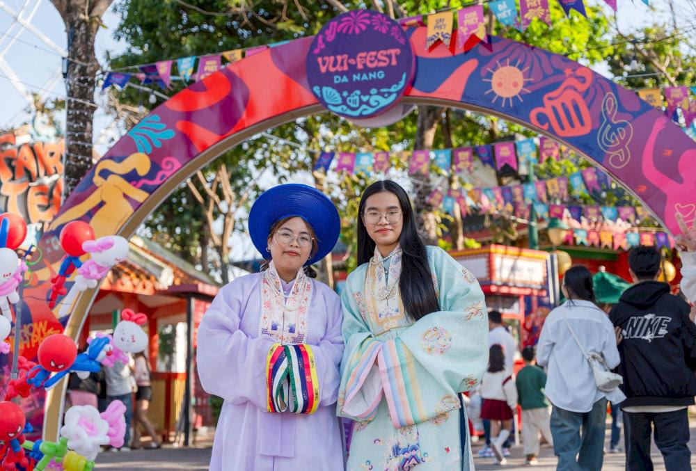 Visitors enjoy the vibrant events at the VUI-Fest Market (Source: Da Nang Downtown)